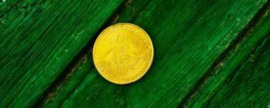 Kripto Döviz altın Bitcoin, Btc, makro çekim Bitcoin ahşap arka plan üzerinde bitcoin incelemesi kavramı paralar.