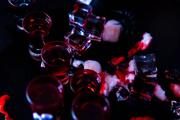 Жуткие Коктейли Хэллоуин Кровью Пауками Кубиками Льда Напитки Вечеринке — стоковое фото
