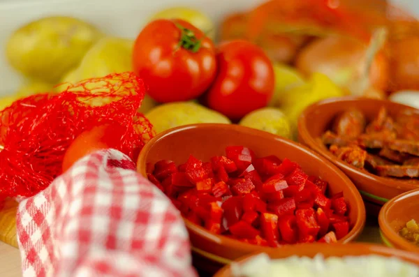 Připravené Čerstvé Suroviny Vaření Guláš Klobásou Chorizo Španělské Tradiční Jídlo — Stock fotografie