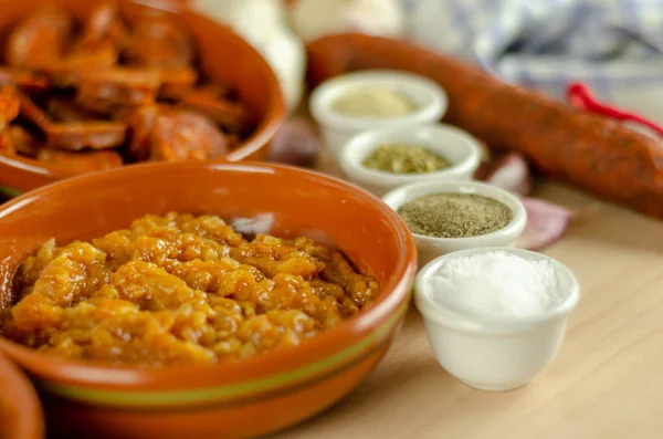 Zubereitete Frische Zutaten Zum Kochen Von Gulasch Mit Chorizo Wurst — Stockfoto