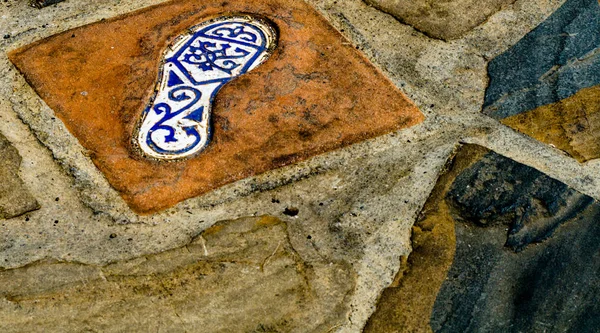 insan ayağı, tarihsel bir İspanyol kasabasında, Turizm Turizm izi boyunca önde gelen bir dekoratif unsur yansıması unsuru ile seramik karo