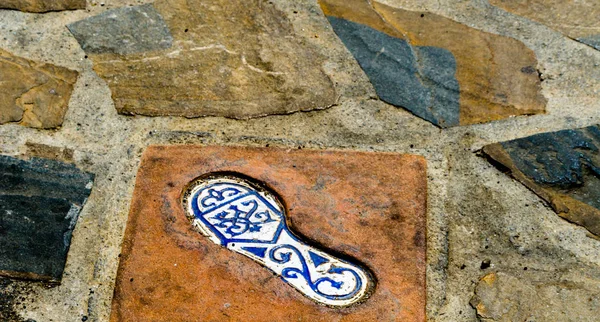 insan ayağı, tarihsel bir İspanyol kasabasında, Turizm Turizm izi boyunca önde gelen bir dekoratif unsur yansıması unsuru ile seramik karo