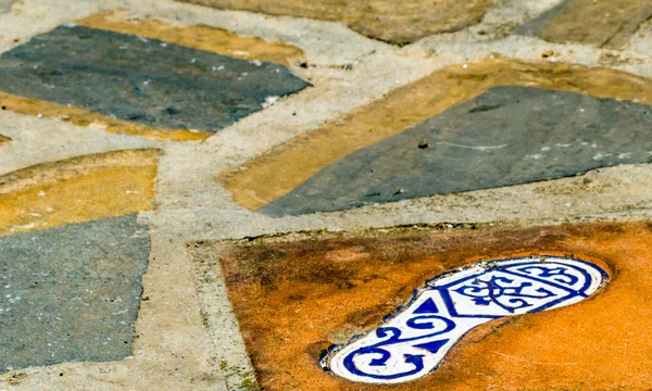 insan ayağı, tarihsel bir İspanyol kasabasında, Turizm Turizm izi boyunca önde gelen bir dekoratif unsur yansıması unsuru ile seramik karo