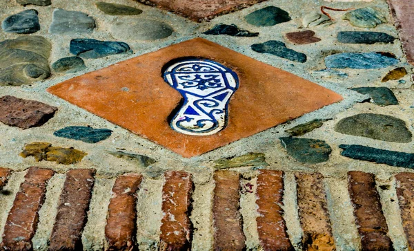 insan ayağı, tarihsel bir İspanyol kasabasında, Turizm Turizm izi boyunca önde gelen bir dekoratif unsur yansıması unsuru ile seramik karo
