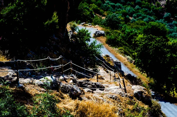 Τουριστική Διαδρομή Μια Ορεινή Πόλη Ισπανικά Πεζόδρομος Εξασφαλισμένα Ένα Σχοινί — Φωτογραφία Αρχείου