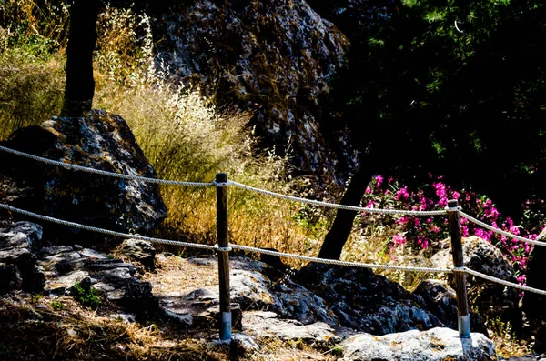 Τουριστική Διαδρομή Μια Ορεινή Πόλη Ισπανικά Πεζόδρομος Εξασφαλισμένα Ένα Σχοινί — Φωτογραφία Αρχείου