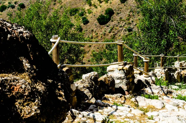 Τουριστική Διαδρομή Μια Ορεινή Πόλη Ισπανικά Πεζόδρομος Εξασφαλισμένα Ένα Σχοινί — Φωτογραφία Αρχείου