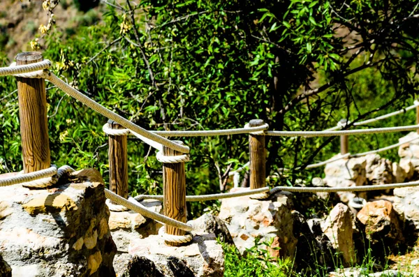Touristenpfad Einer Bergigen Spanischen Stadt Ein Mit Einem Seil Gesicherter — Stockfoto
