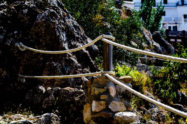 山岳スペインの町 歩行者専用道で観光客道をロープ アクティブな残りの部分を確保 — ストック写真