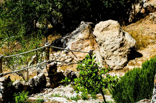 山岳スペインの町 歩行者専用道で観光客道をロープ アクティブな残りの部分を確保 — ストック写真
