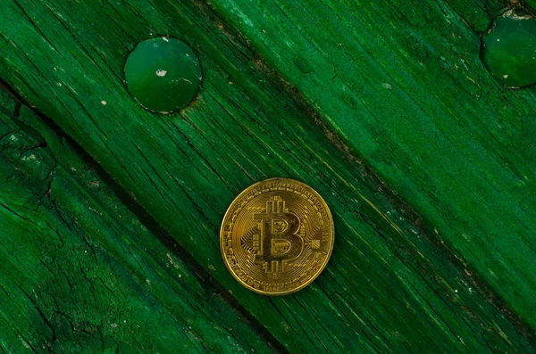 Kripto Döviz altın Bitcoin, Btc, makro çekim Bitcoin ahşap arka plan üzerinde bitcoin incelemesi kavramı paralar.