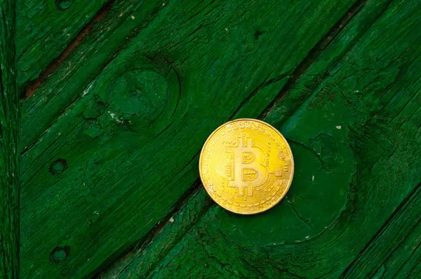 Kripto Döviz altın Bitcoin, Btc, makro çekim Bitcoin ahşap arka plan üzerinde bitcoin incelemesi kavramı paralar.