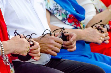 Eller yukarı kadınların kastanyet ile İspanyol gelenek, müzik aletleri yetiştirilmesi bir grup sunu sırasında kapatın.