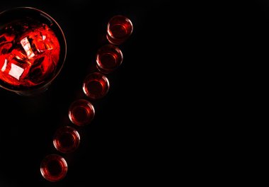 Siyah bir arka plan, barmen tarafından hazırlanan kırmızı ferahlatıcı kokteyl parti gece