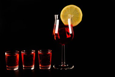 Siyah bir arka plan, barmen tarafından hazırlanan kırmızı ferahlatıcı kokteyl parti gece