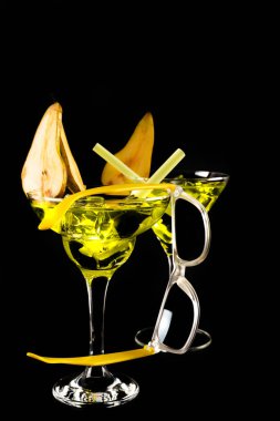 içki temelinde armut siyah bir arka plan yenileme yeşil parti gece