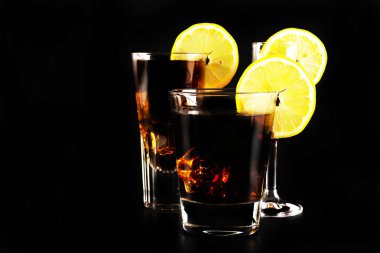 Fondip bardakları siyah bir arka plan, barmen tarafından hazırlanan karışık içecekler gece parti