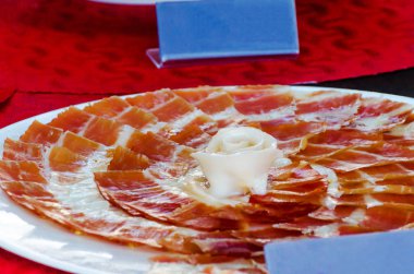 jamon serrano, geleneksel İspanyolca jambon, et kesme dilim ile plaka