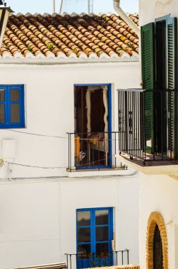 Bir metal korkuluk sağlam mimari eleman dinlenme ve rahatlama vintage dekor, balkon bir yer ile şık balkon