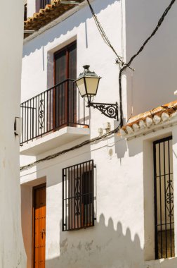 Bir metal korkuluk sağlam mimari eleman dinlenme ve rahatlama vintage dekor, balkon bir yer ile şık balkon