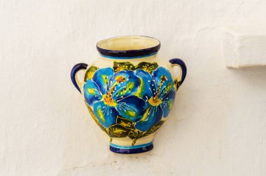 Seramik saksıyı çiçek ile dekorasyon kentsel mekan, dekoratif sokak duvarda asılı