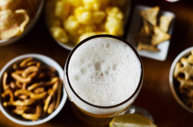 bardak bira lager bira bir cam, çeşitli atıştırmalıklar kümesi, bir bar, bira ve abur cubur yeme ve içme standart bir grup