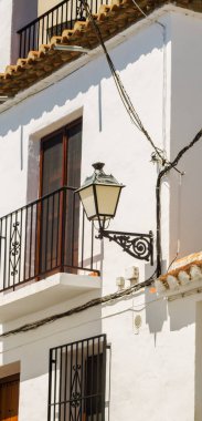Metal korkuluk, sağlam mimari öğesi, dinlenme ve rahatlama, vintage dekor, balkon bir mekan olan şık balkon