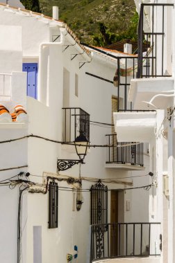 Metal korkuluk, sağlam mimari öğesi, dinlenme ve rahatlama, vintage dekor, balkon bir mekan olan şık balkon