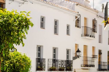 Metal korkuluk, sağlam mimari öğesi, dinlenme ve rahatlama, vintage dekor, balkon bir mekan olan şık balkon