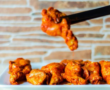 Marine bir barbekü sosu, bir tipik Amerikan Aperatif, lezzetli yemek tavuk kanadı