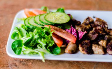 domuz eti, marul, domates ve salatalık beyaz tabakta bir dalış, sağlıklı yemek lezzetli yemek