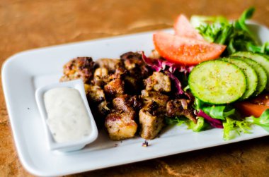 domuz eti, marul, domates ve salatalık beyaz tabakta bir dalış, sağlıklı yemek lezzetli yemek