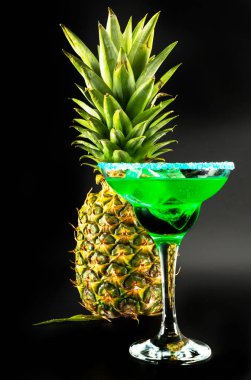 Çeşitli alkoller, şuruplar ve likörler ananas arka planda, benzersiz bir etki barmenin çalışmalarının temel lezzetli ve renkli içecekler gece parti