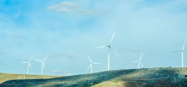 mavi gökyüzü, alternatif enerji kaynağı, çevre elektrik üreten rüzgar türbinleri