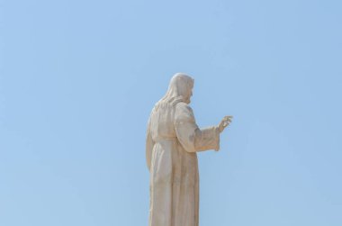 Beyaz tepede yer namazı dışında Hıristiyanlık İsa heykeli