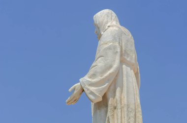 Beyaz tepede yer namazı dışında Hıristiyanlık İsa heykeli