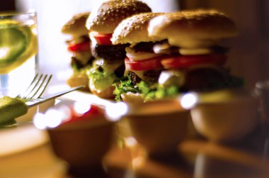 et, sebze, peynir ve diğer soslar, ekmek ile Mini hamburger serpilir susam, mini lokanta, lezzetli set