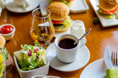 et, sebze, peynir ve diğer soslar, ekmek ile Mini hamburger serpilir susam, mini lokanta, lezzetli set