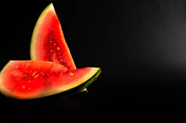 Karpuz bir siyah arka plan, serinletici ve sağlıklı snack, tropikal meyve taze parça