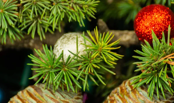 Albero Natale Ramo Palle Primo Piano Decorazioni Natalizie Sfondo Vacanza — Foto Stock