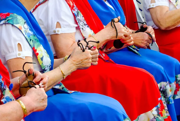 Ręce Bliska Kastaniety Kobiet Podczas Prezentacji Grupa Kultywowanie Tradycji Hiszpańskiej — Zdjęcie stockowe
