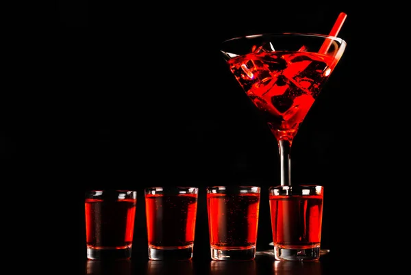 Cocktail Rafraîchissant Rouge Préparé Par Barman Sur Fond Noir Soirée — Photo