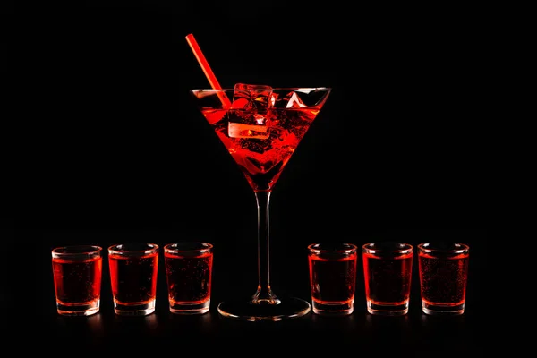 Cocktail Rafraîchissant Rouge Préparé Par Barman Sur Fond Noir Soirée — Photo