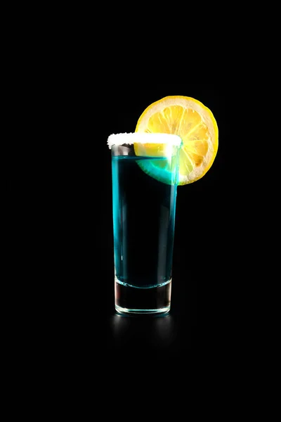 混合饮料在镜头眼镜准备的酒保在黑色背景 党的夜晚 — 图库照片