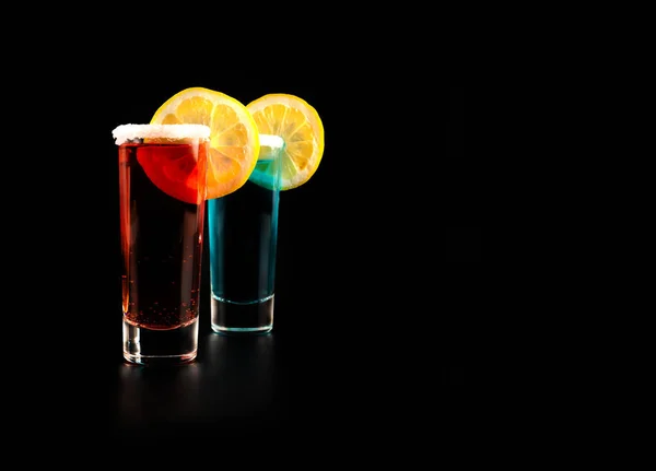 Mixgetränke Schnapsgläsern Zubereitet Vom Barkeeper Auf Schwarzem Hintergrund Partynacht — Stockfoto