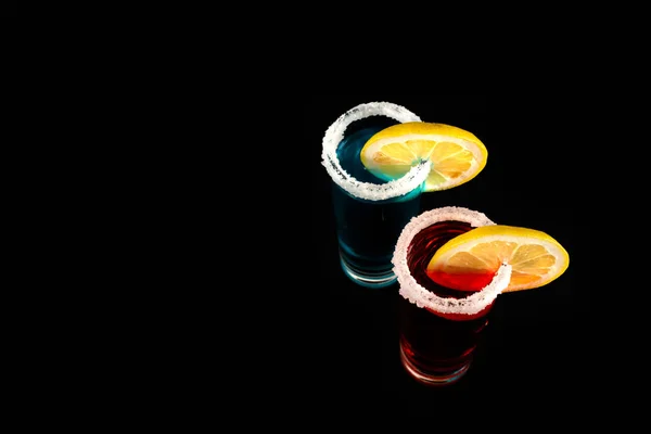 Змішані Напої Склянках Приготованих Барменом Чорному Фоні Вечірня Ніч — стокове фото