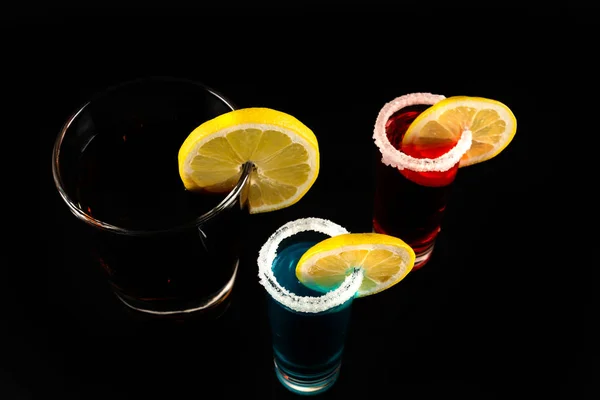 Mixed Drinks Shot Glazen Bereid Door Barman Een Zwarte Achtergrond — Stockfoto