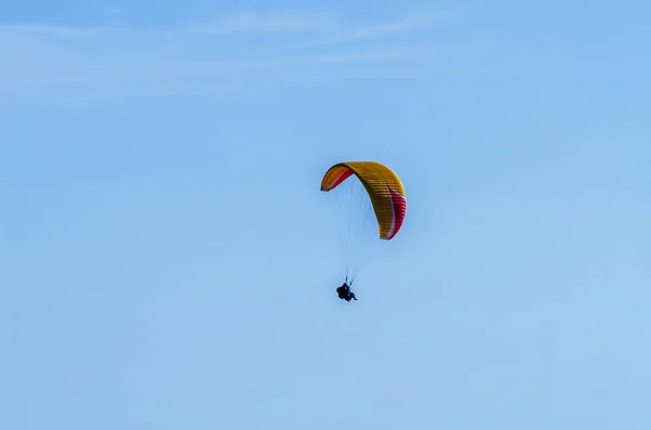 Paraglider Flying Sky Free Time Spent Actively Wonderful Experiences Vacation — Stock Fotó