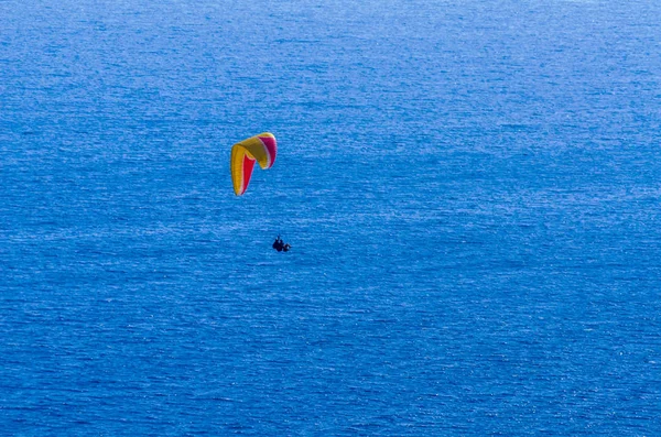 滑翔伞在空中飞行自由时间花了积极精彩体验假期 积极运动 — 图库照片