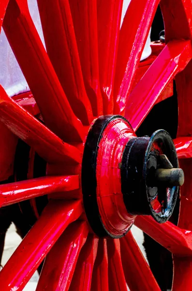 Eski paslı daire tekerlek ayrıntılı bir araba, eski bir İspanyol sepeti, geleneksel bir unsuru ile vintage